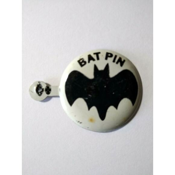 Batman Bat Pin Pinback Button Vintage Tin Superhero Badge Metal Lithograph Old - Picture 4 of 4